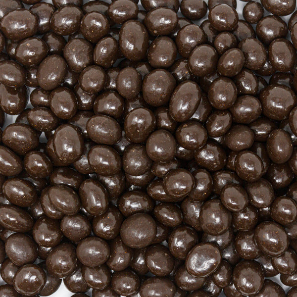 Granos de café tostado y cubierto de chocolate obscuro.