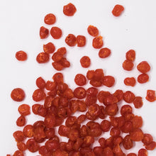 Cargar imagen en el visor de la galería, Es un fruto circular generalmente de color rojo. Su tamaño no suele superar los 2 centímetros de diámetro.
