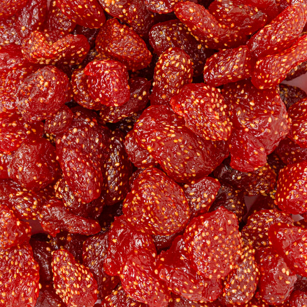 Fresa deshidratada con un color rojo intenso y textura firme.